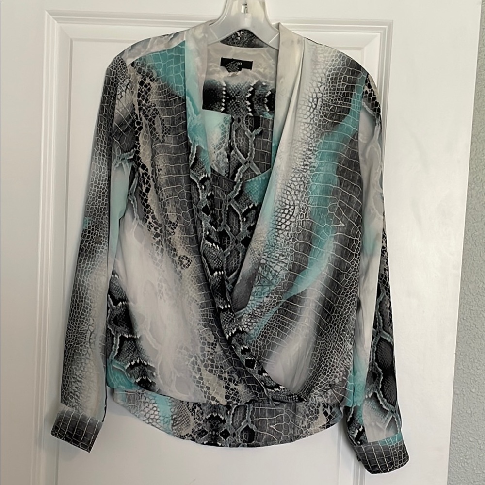 Alfani White and Gray Wrap Blouse size 6 small/Medium